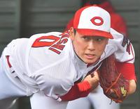 　ブルペンに入り打席に立つ佐々岡監督を相手に投げ込む栗林（撮影・立川洋一郎）