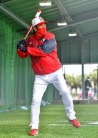 　栗林の投球を打席に立って見る佐々岡監督（撮影・立川洋一郎）