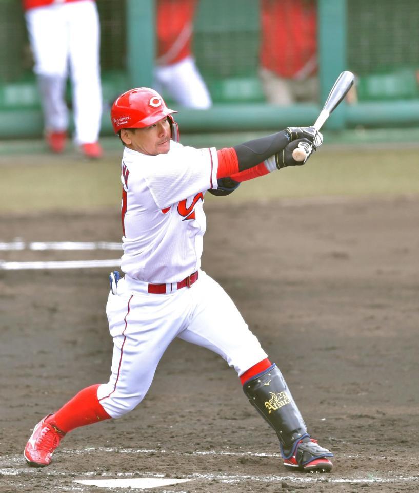 　３回、適時二塁打を放つ会沢（撮影・立川洋一郎）