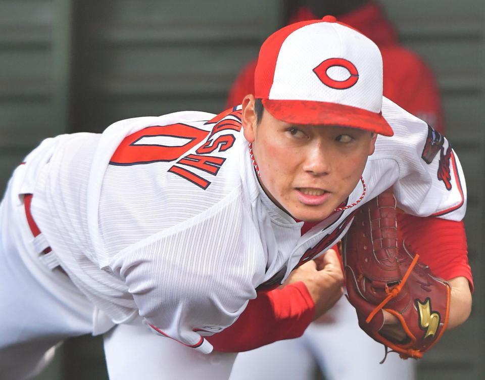 　ブルペンに入り打席に立つ佐々岡監督を相手に投げ込む栗林（撮影・立川洋一郎）