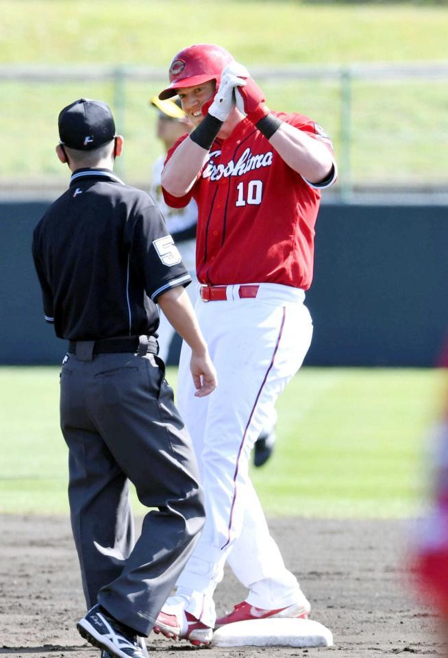 　４回、二塁打を放ち塁上で喜ぶクロン（撮影・北村雅宏）