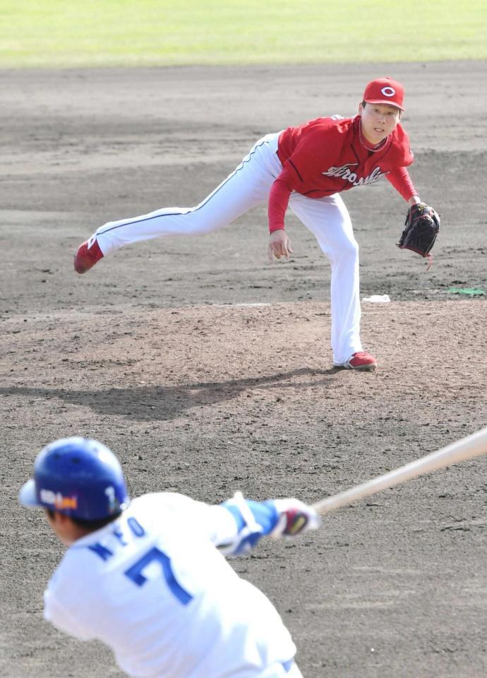 ８回、根尾（手前）を空振り三振に仕留める栗林　