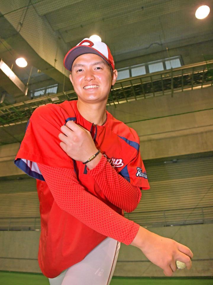 　「カッコいい投球ポーズ」のリクエストに笑顔で応えてくれた大道（撮影・立川洋一郎）