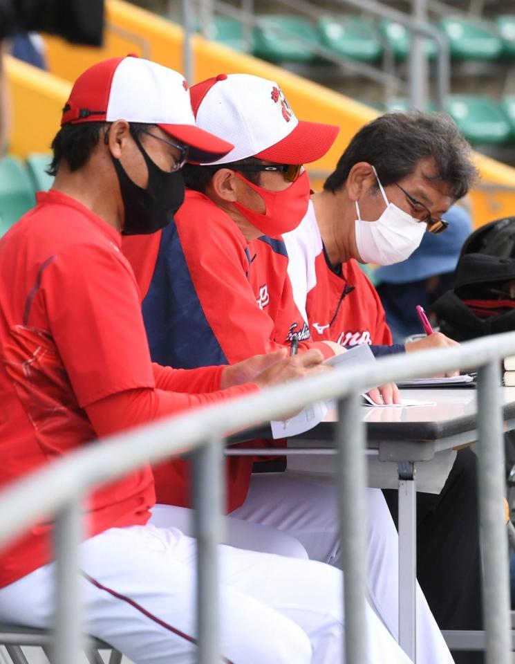 　スタンドから紅白戦を見守る佐々岡監督（中央）＝撮影・北村雅宏