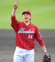 ３回、西川の打ち上げた打球を指さす大瀬良（撮影・北村雅宏）