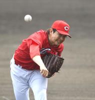 先発し、力投する広島・大瀬良大地＝タピックスタジアム名護（撮影・北村雅宏）