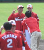 手締め後、森下暢仁と記念撮影する広島・栗林良吏（奥中央）＝コザしんきんスタジアム（撮影・北村雅宏）