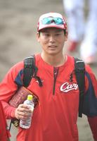 室内練習場に向かう広島・栗林良吏＝コザしんきんスタジアム（撮影・北村雅宏）