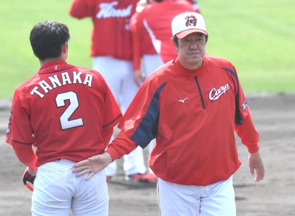 手締めの後、広島・田中広輔をねぎらう広島・佐々岡真司監督（右）＝コザしんきんスタジアム（撮影・北村雅宏）