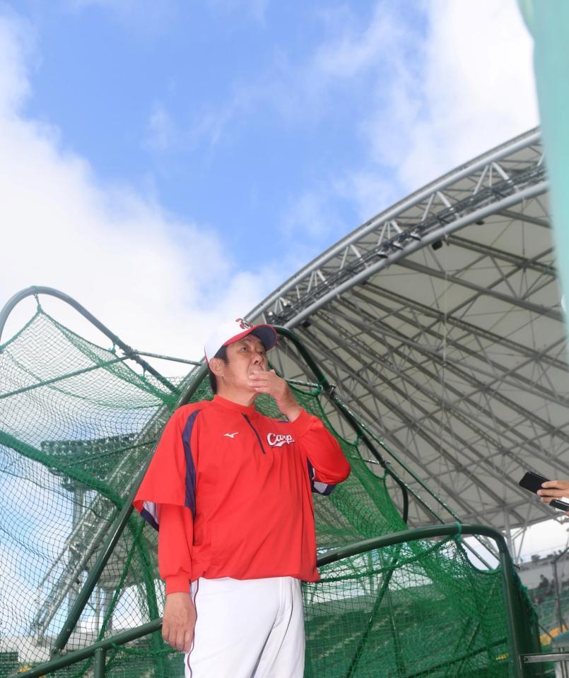キャンプを総括する広島・佐々岡真司監督＝コザしんきんスタジアム（撮影・北村雅宏）