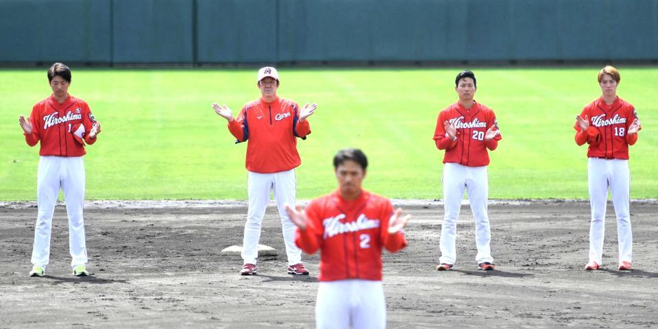 　キャンプを打ち上げ、手締めをする（左から）佐々岡監督、栗林らカープナイン