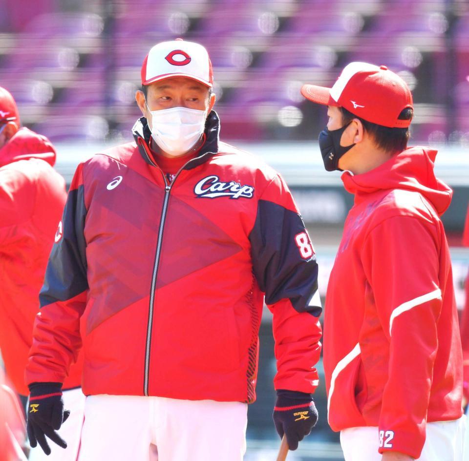 横山投手コーチ（右）と話をする佐々岡監督（撮影・立川洋一郎）