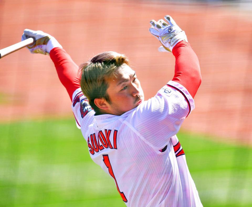 ティー打撃をして汗を流す鈴木（撮影・立川洋一郎）