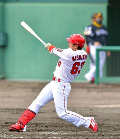 ４回、右前打を放つ西川（撮影・立川洋一郎）