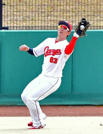 ４回、増田が放った飛球をキャッチする西川（撮影・立川洋一郎）