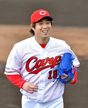 　笑顔を見せてベンチへ引き揚げる野村（撮影・立川洋一郎