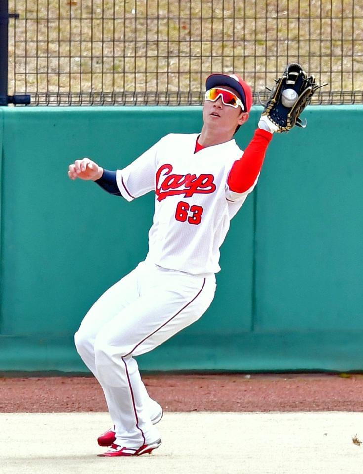 ４回、増田が放った飛球をキャッチする西川（撮影・立川洋一郎）