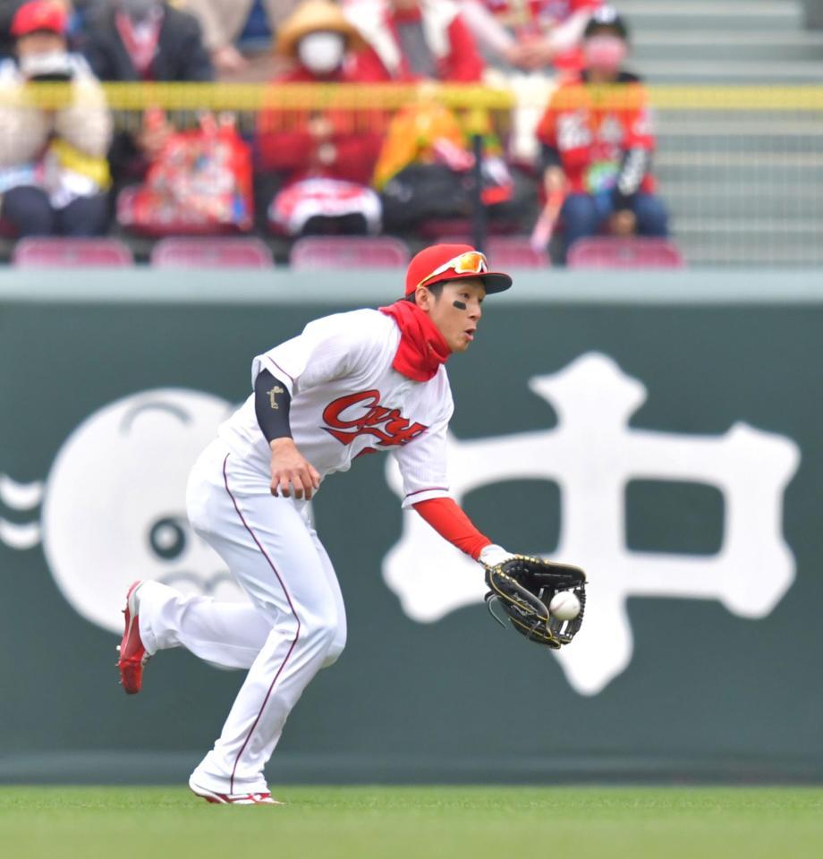 　１回、坂口の飛球をランニングキャッチする西川（撮影・立川洋一郎）