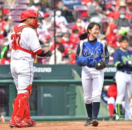 　始球式を務めた佐伯高校女子野球部・砂山碧さん。左は広島・会沢翼（撮影・立川洋一郎）