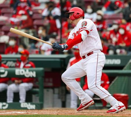 ４回、左中間に２ランを放つクロン