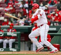 ４回、左中間に２ランを放つクロン