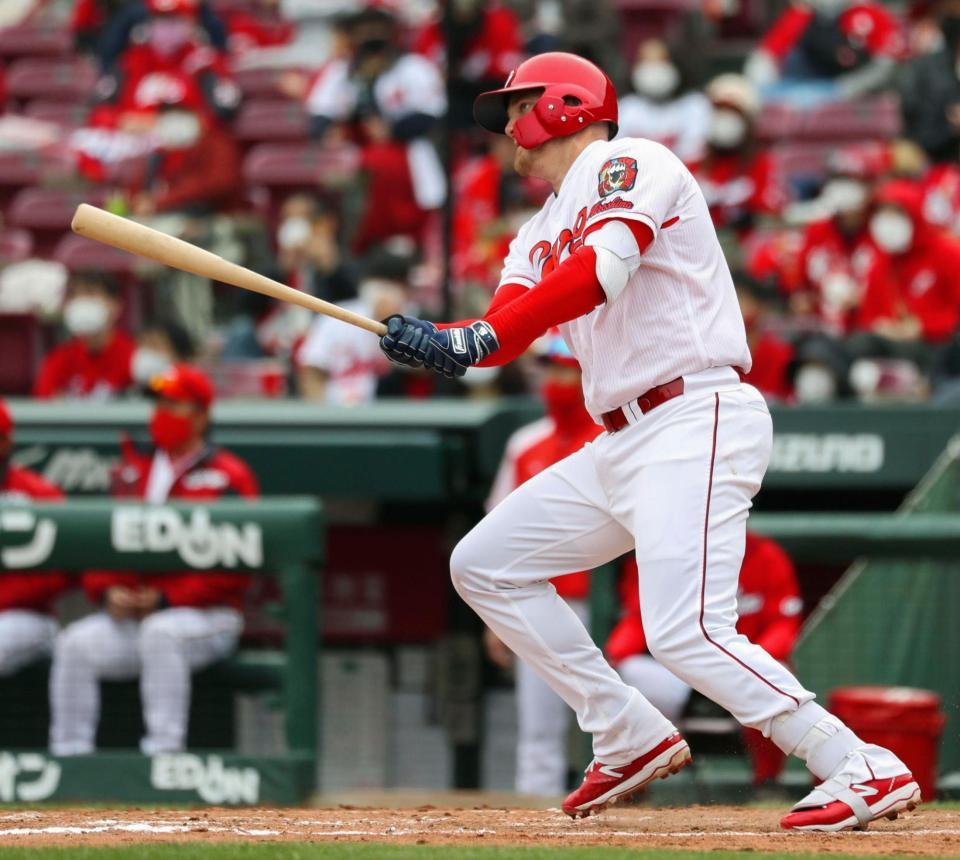 ４回、左中間に２ランを放つクロン