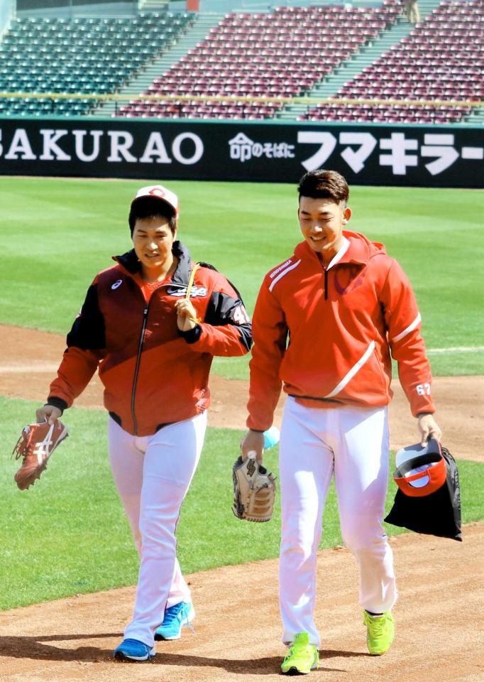 　練習を終え並んで引き揚げる矢崎（左）と中村祐