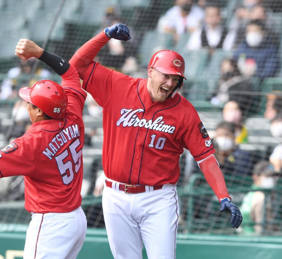 　逆転満塁弾を放ったクロンは松山とタッチを交わす（撮影・田中太一）