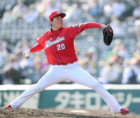 　８回、阪神打線を三者凡退に打ち取る栗林（撮影・田中太一）
