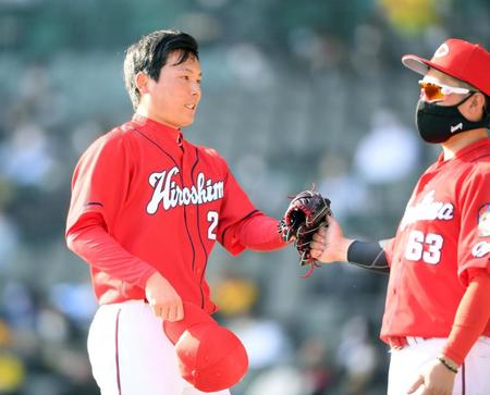 　８回、阪神打線を無失点に抑えた栗林はナインとタッチを交わす（撮影・田中太一）