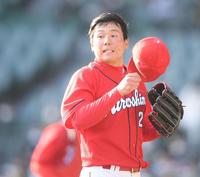 　８回を無失点に抑え、ベンチへ戻る栗林（撮影・田中太一）