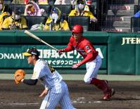 　４回、大盛は右前に適時打を放つ（撮影・山口登）