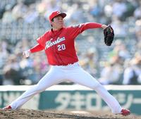 　８回、阪神打線を三者凡退に打ち取る栗林（撮影・田中太一）