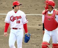 　５回３安打無失点と好投した野村（左）