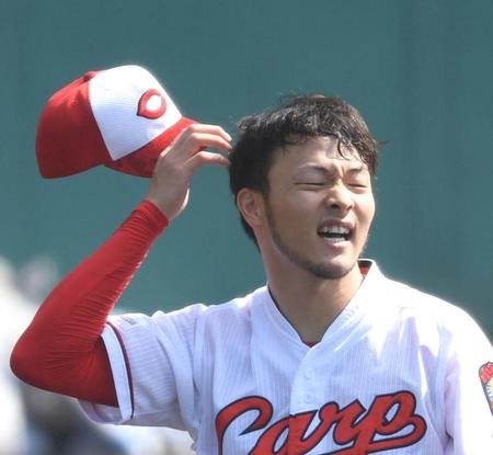 ２月２５日の紅白戦の１回、紅組・田中広輔に内野安打を許し、顔をしかめる白組・薮田和樹