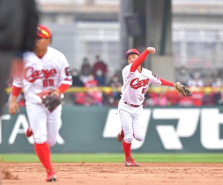 　７回、渡辺のゴロを軽快にさばき、一塁へ送球する矢野（撮影・立川洋一郎）