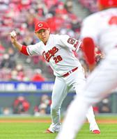 　６回、宇佐見のゴロを処理し、一塁へ送球する中田（撮影・立川洋一郎）