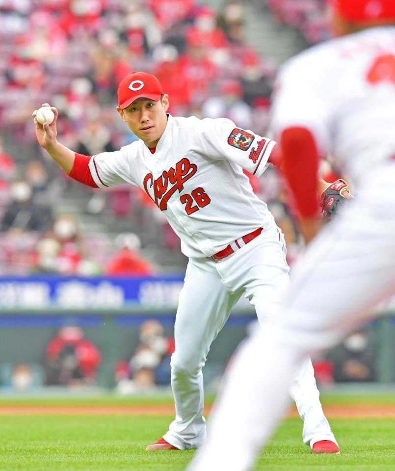 　６回、宇佐見のゴロを処理し、一塁へ送球する中田（撮影・立川洋一郎）