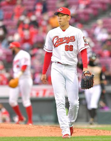 　６回表から登板して、４イニングを４安打１失点の遠藤（撮影・立川洋一郎）