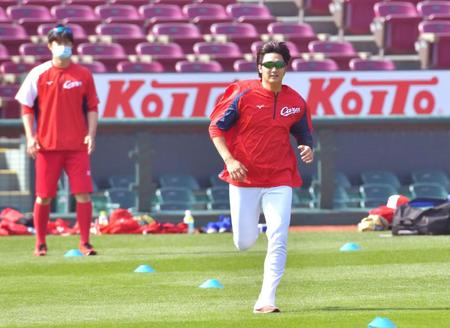 ダッシュを繰り返して汗を流す広島・床田寛樹＝マツダスタジアム（撮影・立川洋一郎）