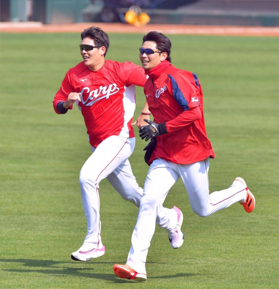 広島・九里亜蓮（左）と並んで走り込む広島・大瀬良大地＝マツダスタジアム（撮影・立川洋一郎）