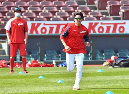 　ダッシュを繰り返して汗を流す床田（撮影・立川洋一郎）