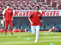 　ダッシュを繰り返して汗を流す床田（撮影・立川洋一郎）