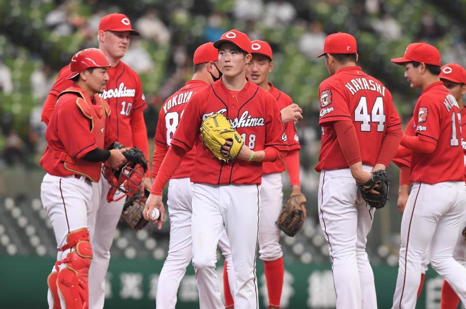 ５回、降板する広島・森下暢仁＝メットライフドーム（撮影・金田祐二）