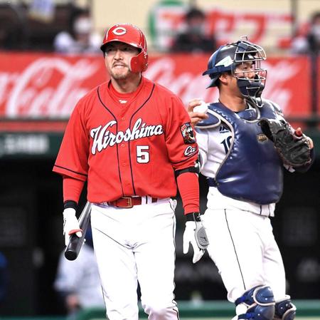 ８回、満塁の好機に空振り三振に倒れ渋い表情の長野　