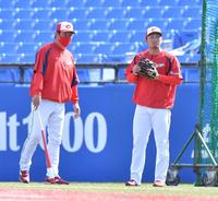 　練習中、佐々岡監督（左）と話す鈴木誠（撮影・西岡正）