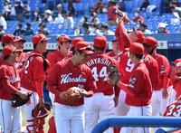 　試合前円陣の中央で声出しするクロン（右から３人目）＝撮影・西岡正