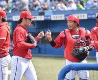 　２回、無失点に抑え、石原（右）とグータッチする床田（撮影・西岡正）