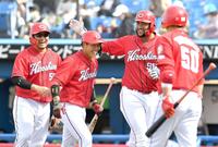 　３回、右越え３ランを放ち、松山（左）、メヒア（同３人目）らに祝福される石原（同２人目）＝撮影・西岡正