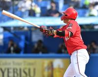 　３回、右越え３ランを放つ石原（撮影・西岡正）